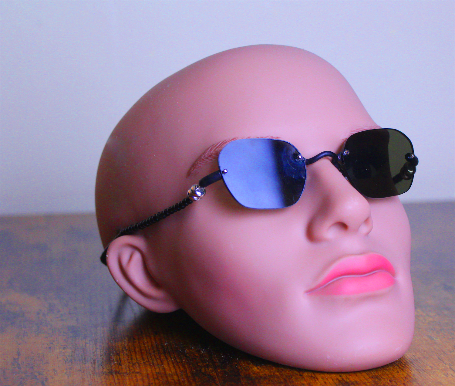 Shows osumura chained sunglasses on a mannequin head.